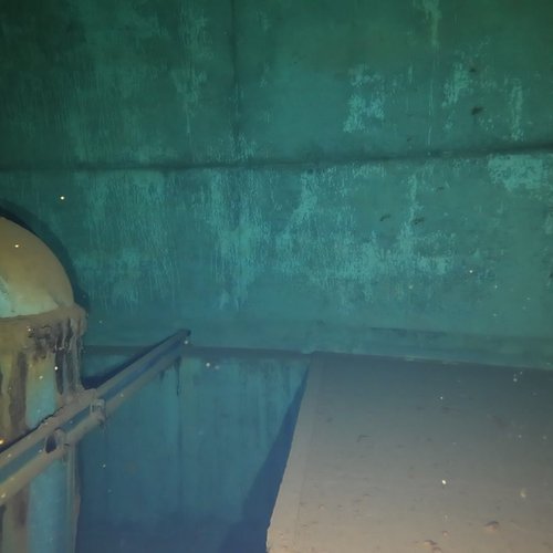 Sprinklertank-Inspektion: Betontank, 15 Jahre – Inspection Rohrschelle Staerkere Kalkablagerungen Wandbereich