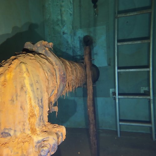 Sprinklertank-Inspektion: Betontank, 15 Jahre – Rohrschelle Kalkablagerungen Tankbefahrung Wandansicht
