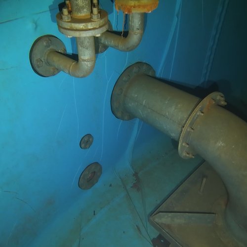 Sprinklertank-Inspektion: Stahltank, 15 Jahre – Folieninliner Inspektionsaufnahme Rohre Flansche Ablagerungen Wandansicht