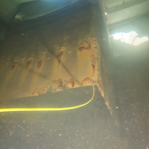 Sprinklertank-Inspektion: Stahltank, 20 Jahre – Inspektion Bodensicht Rohrleitung Sedimentablagerungen Schwere Verschmutzung